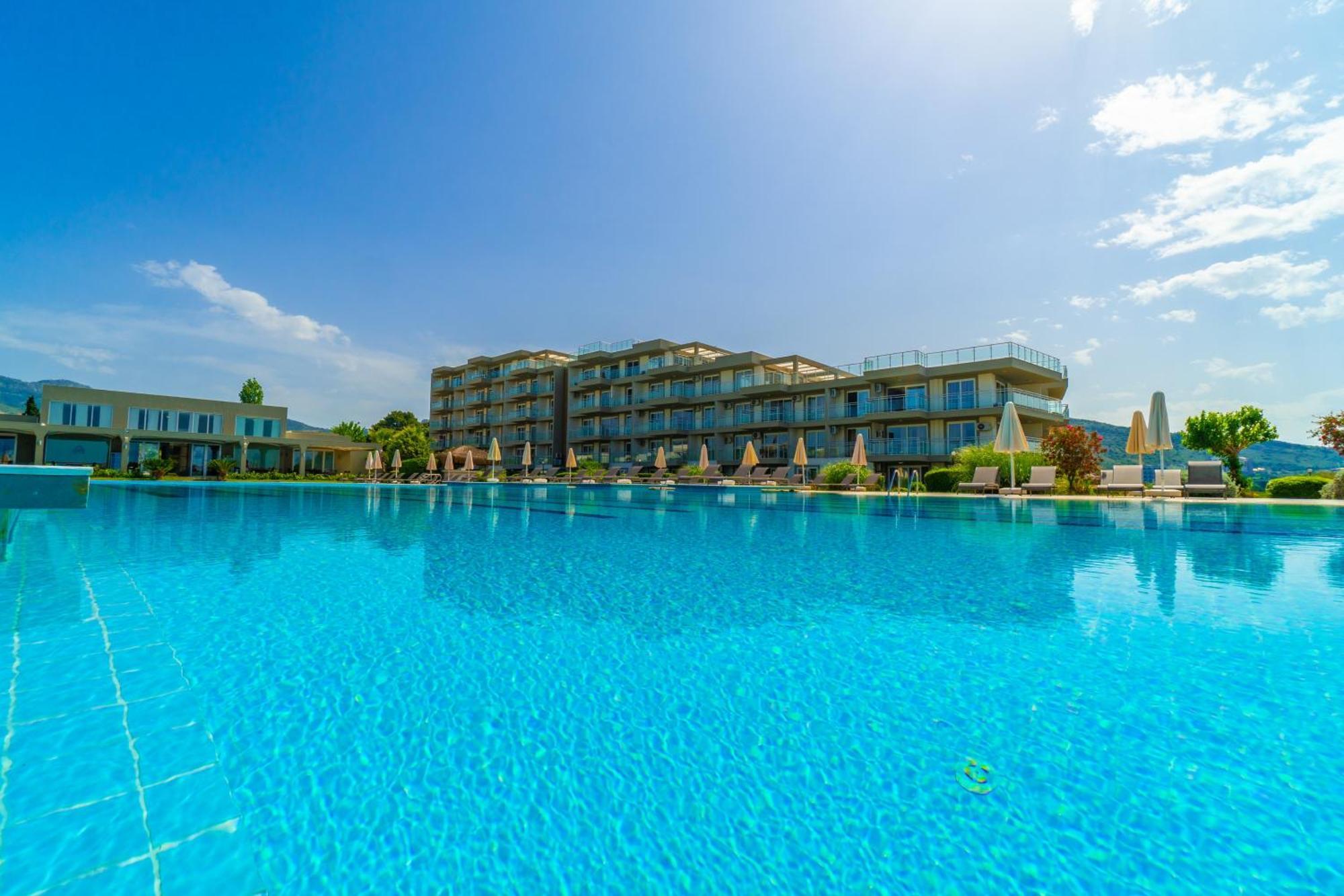 Paradise Hotel *