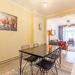Charming Apartment Surrounded By Vibrant Attractions In Kadikoy