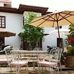 Collage House Hotel