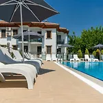 Qualia Hotel