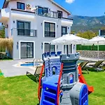 Atlantis - 4 Bedroom Holiday Villa in Hisaronu