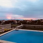 Alacati Yalida Oezel Havuzlu Villa