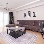 Amazing Flat Near Metro With Balcony In Pendik