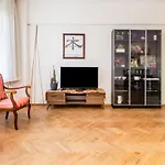 Cozy Flat In Beyoglu Near Public Transportation