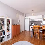 Sleek And Central Flat With Shared Pool In Sisli