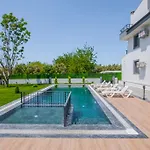 Havuzlu Sitede Lueks Tatil Evi - Zeybek Apart 2