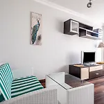 Sleek Flat 50 M To Bull Statue In Kadikoy