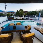 Merkezde 8 Kisilik Oezel Havuzlu Villa