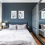 Lux Furnished Modern Apartment