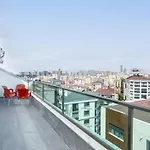 Chic Flat Near Public Transportation In Goztepe