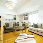 Chic Flat Near Public Transportation In Goztepe
