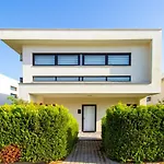 Oezel Bahceli Villa