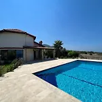 Kayalarda Denize Sifir Lueks Oezel Havuzlu Villa