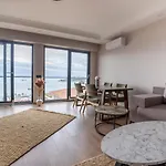 New And Modern Flat With Sea View