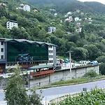 Uzungoel Nehir Kenarinda Doga Icinde Merkezi 3 Yatak Odali Bueyuek Suite Daire