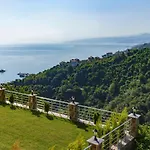 Manzarasiyla Bueyueleyen Luex Villa