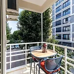 Spacious Flat W Balcony 3 Min To Bagdat Ave
