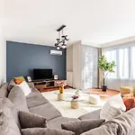 Spacious Flat W Balcony 3 Min To Bagdat Ave