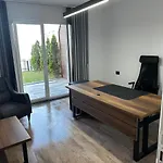 Luxury Apartment With Garden Right By Sea