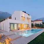 Villa Neo With 2 Private Pools, Bbq, Jacuzzi And Sauna