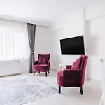 Charming Flat W Balcony Jacuzzi In Sisli