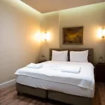 Level Suites - 203