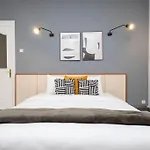 Cosy Urban 2-Bedroom Apartment