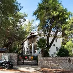 2 Bedroom Modern Apartment By The Forest With Pool