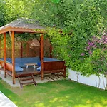 Luxury Villa 5 Minutes From Scenic Town Center And River