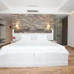 Dedeminn Marina Hotel