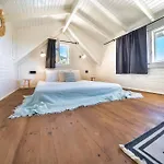 The Box House & Charming Private Tiny House & Pool