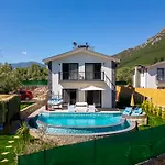 Loop House - Luxury Villa With Pool In Yesiluezuemlue