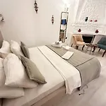 Tek Han Alacati