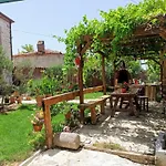 Ayvalik Mutlu Koey'De Sakinligin Adresi
