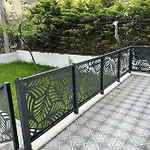 Denize Sifir Bahce Icinde Villa