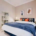 Chic Roomy Flat W Balcony 2 Min To Citys Nisantasi