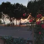 Denize Sifir Bahceli Yali