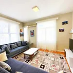 Hkn Home Large Four-Bedroom House In A Central Location2