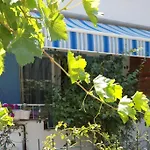Mavi Panjurlu Ev
