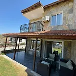 Cesme Yazlik Kleopatra Koyu Yaninda