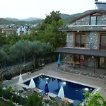 Lueks Bahceli Oezel Havuzlu Villa