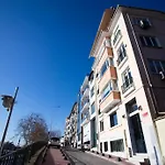 Trendy Waterfront Apt With A Striking View