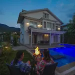 Villa Pelit - 4 Yatak Odali Saunali Havuzlu Villa