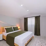 Roombnb Suit
