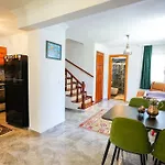 Villa Misli - Red/ Green