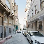 Architect Jonas Generous 85 Sqm Apartment Full Of Art