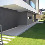 Sueper Lueks Havuzlu Merkezde