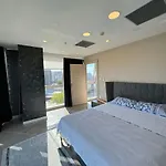 Luxurious And Comfortable Residence Pool & Gym