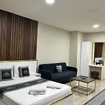 Malibu Palace Suit Hotel