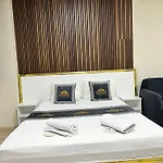 Malibu Palace Suit Hotel